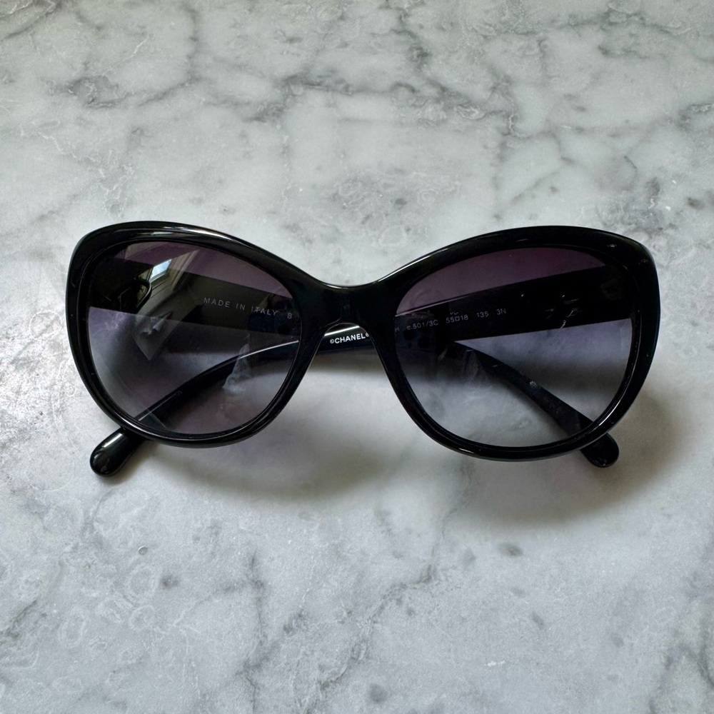CHANEL Black Sunglasses with pearl flowers